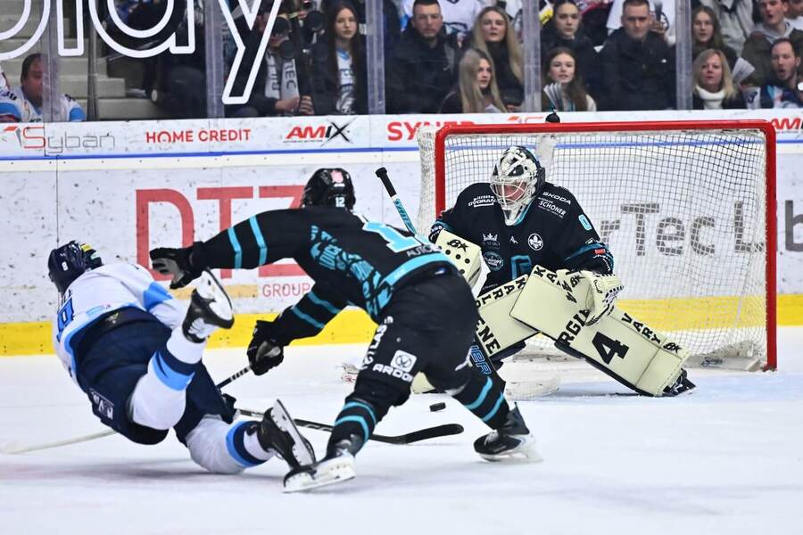 Napínavá bitva mezi hokejisty Liberce a&nbsp;Karlových Varů dnes pokračuje 2.&nbsp;zápasem čtvrtfinále play off ELH 2026