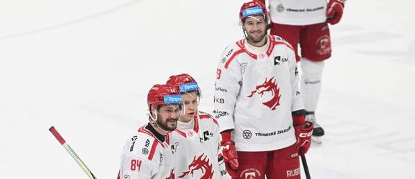 Třinečtí (zleva) Tomáš Kundrátek, Matěj Kubiesa a Daniel Kurovský v dobré náladě