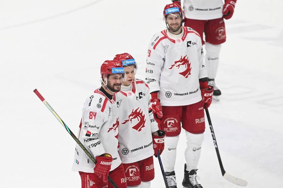 Třinečtí (zleva) Tomáš Kundrátek, Matěj Kubiesa a&nbsp;Daniel Kurovský v&nbsp;dobré náladě