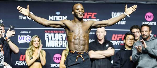 Losene Keita při vážení před turnajem UFC Fight Night London