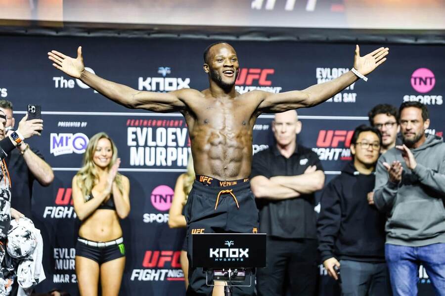 Losene Keita při vážení před turnajem UFC Fight Night London