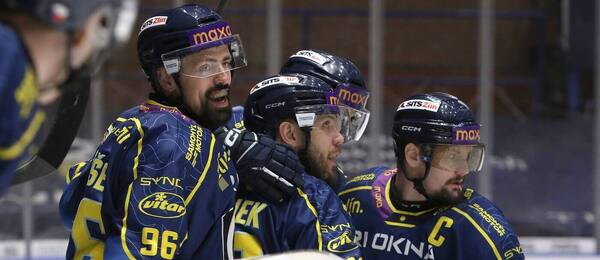 Richard Jarůšek (vlevo) je nejproduktivnějším hráčem play off Maxa ligy 2026. Další body může přidat v dnešním 3. semifinále Zlín vs. Kolín.