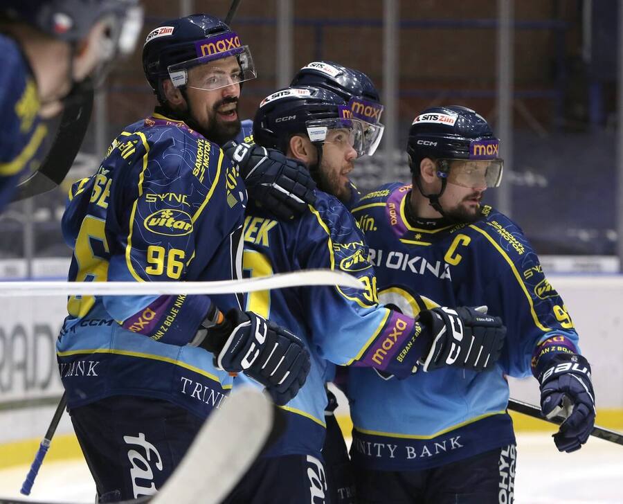 Richard Jarůšek (vlevo) je nejproduktivnějším hráčem play off Maxa ligy 2026. Další body může přidat v&nbsp;dnešním 3.&nbsp;semifinále Zlín vs. Kolín.