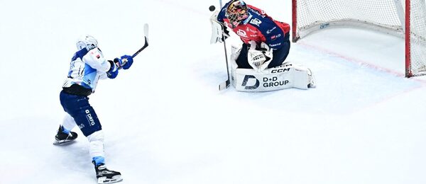 Momentka ze druhého čtvrtfinále Pardubice vs. Kometa