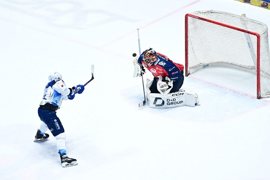 Momentka ze druhého čtvrtfinále Pardubice vs. Kometa