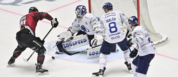 Sparťan Devin Shore střílí na plzeňskou branku ve čtvrtfinále play off ELH 2026