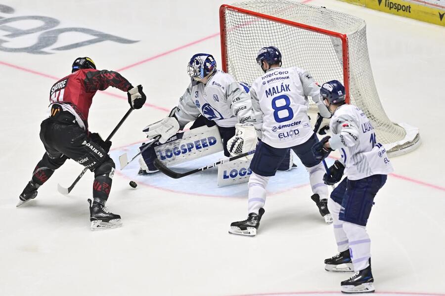 Sparťan Devin Shore střílí na plzeňskou branku ve čtvrtfinále play off ELH 2026