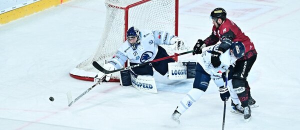 Plzeňský brankář Nick Malík odehrává puk před útočníkem Sparty Filipem Chlapíkem ve čtvrtfinále play off ELH 2026