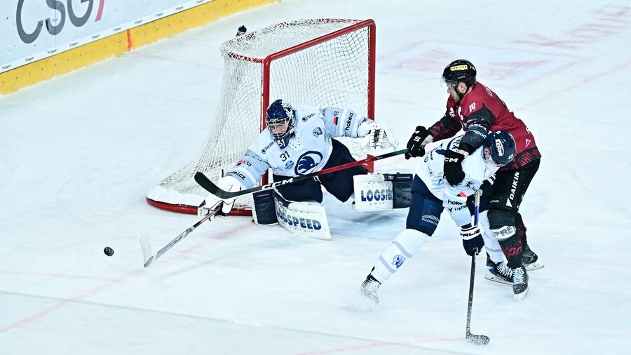 Plzeňský brankář Nick Malík odehrává puk před útočníkem Sparty Filipem Chlapíkem ve čtvrtfinále play off ELH 2026