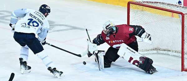 Plzeňský obránce Igor Merezhko před sparťanským brankářem Kořenářem