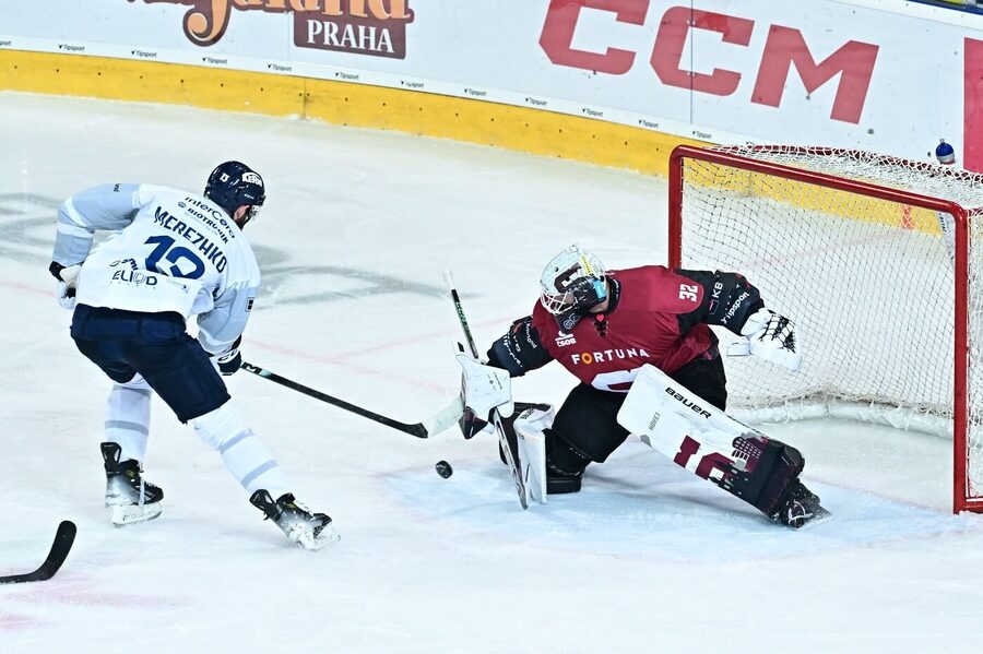 Plzeňský obránce Igor Merezhko před sparťanským brankářem Kořenářem