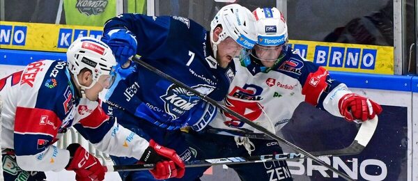 Tomáš Vondráček, Ondřej Mikliš (Dynamo) a Tomáš Bartejs (Kometa) ve 3. čtvrtfinále play off ELH 2026. Dnes Brno s Pardubicemi hraje počtvrté.