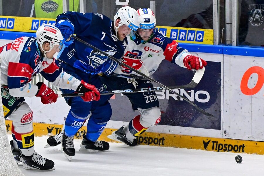 Tomáš Vondráček, Ondřej Mikliš (Dynamo) a&nbsp;Tomáš Bartejs (Kometa) ve 3.&nbsp;čtvrtfinále play off ELH 2026. Dnes Brno s&nbsp;Pardubicemi hraje počtvrté.