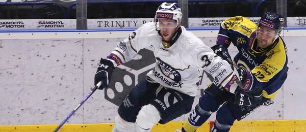 Zápas 3. semifinále Maxa ligy 2025/26: Zleva na snímku kolínský obránce Tomáš Moravec a Lukáš Válek, útočník Zlína