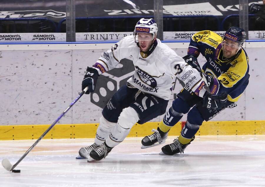 Zápas 3.&nbsp;semifinále Maxa ligy 2025/26: Zleva na snímku kolínský obránce Tomáš Moravec a&nbsp;Lukáš Válek, útočník Zlína