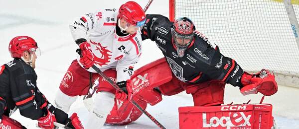 Utkání čtvrtfinále TELH 2025/26 - Třinecký útočník Andrej Nestrašil se snaží překonat Stanislava Škorvánka, gólmana Hradce Králové