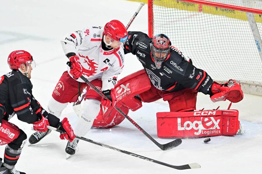 Utkání čtvrtfinále TELH 2025/26 - Třinecký útočník Andrej Nestrašil se snaží překonat Stanislava Škorvánka, gólmana Hradce Králové