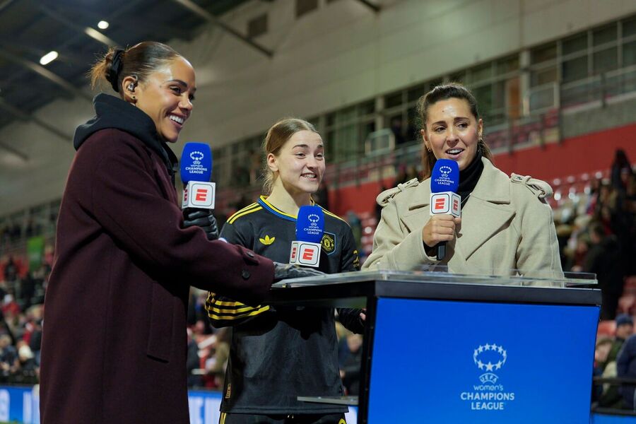 Reportérky ESPN zpovídají hráčku ženského výběru Manchesteru United Jess Park, Liga mistryň UEFA na Disney+