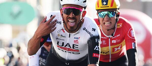 Cyklistický závod Brugge-De Panne, v popředí Sebastián Molano z Kolumbie