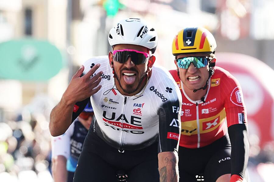 Cyklistický závod Brugge-De Panne, v&nbsp;popředí Sebastián Molano z&nbsp;Kolumbie