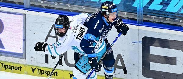 Petr Tomek (Energie) a Jaromír Pytlík (Bílí Tygři) ve třetím utkání čtvrtfinále. Dnes série Karlovy Vary vs. Liberec pokračuje čtvrtým zápasem, sledujte ho živě a zdarma.