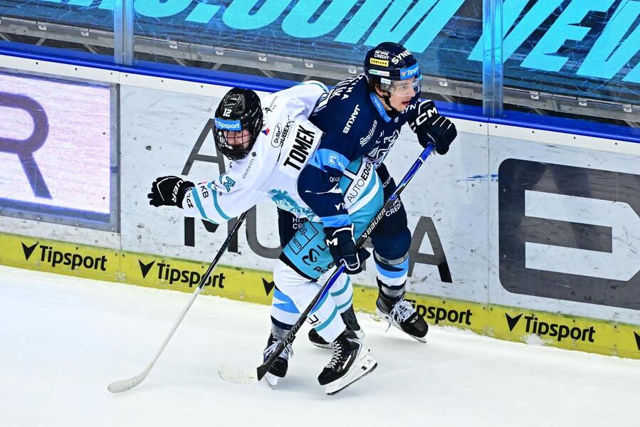 Petr Tomek (Energie) a&nbsp;Jaromír Pytlík (Bílí Tygři) ve třetím utkání čtvrtfinále. Dnes série Karlovy Vary vs. Liberec pokračuje čtvrtým zápasem, sledujte ho živě a&nbsp;zdarma.