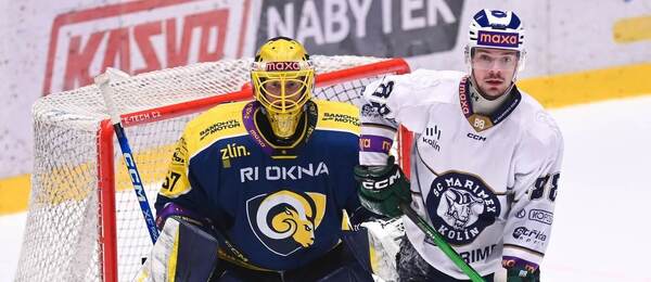 Brankář Daniel Huf (Berani) a útočník Matěj Gardoň (Marimex) ve 4. semifinále Maxa ligy 2026. Dnes Kolín a Zlín čeká pátý duel.