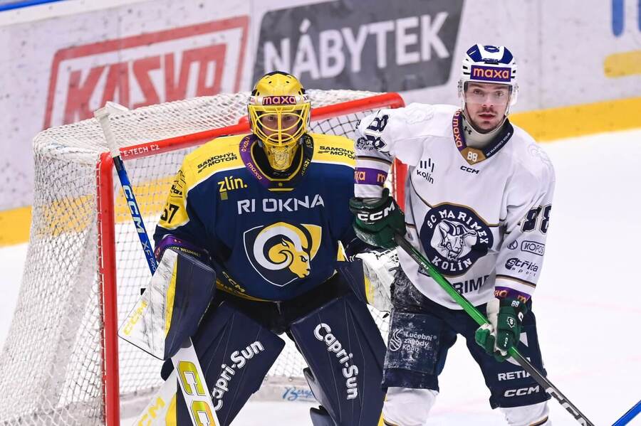 Brankář Daniel Huf (Berani) a&nbsp;útočník Matěj Gardoň (Marimex) ve 4.&nbsp;semifinále Maxa ligy 2026. Dnes Kolín a&nbsp;Zlín čeká pátý duel.