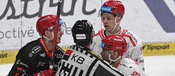 Emotivní chvilka v rámci třetího utkání Třinec vs. Mountfield HK