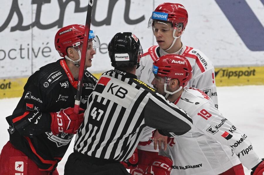 Emotivní chvilka v&nbsp;rámci třetího utkání Třinec vs. Mountfield HK