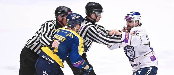 Jesse Paukku (Berani) a Jakub Černohorský (Marimex) při potyčce ve 4. zápase. Dnes jsou na programu 5. zápasy semifinále Maxa ligy 2026.