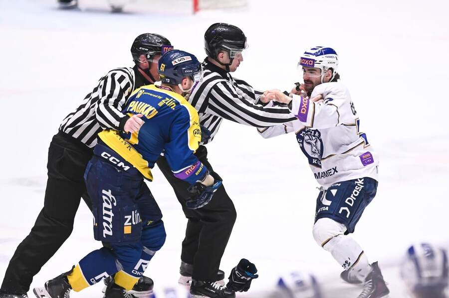 Jesse Paukku (Berani) a&nbsp;Jakub Černohorský (Marimex) při potyčce ve 4.&nbsp;zápase. Dnes jsou na programu 5.&nbsp;zápasy semifinále Maxa ligy 2026.