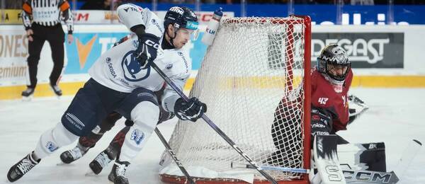 Útočník Plzně Ondřej Rohlík zkouší ohrozit brankáře Sparty Jakuba Kováře ve čtvrtfinále play off ELH 2026