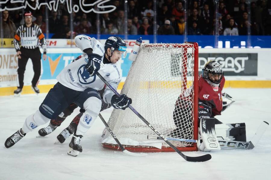 Útočník Plzně Ondřej Rohlík zkouší ohrozit brankáře Sparty Jakuba Kováře ve čtvrtfinále play off ELH 2026