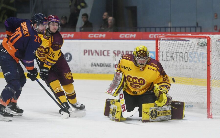 Čtvrtý zápas semifinále play-off Maxa ligy: Zleva na snímku litoměřický útočník Jan Bernovský, obránce Jihlavy Patriks Ozols a&nbsp;gólman Dukly Adam Beran