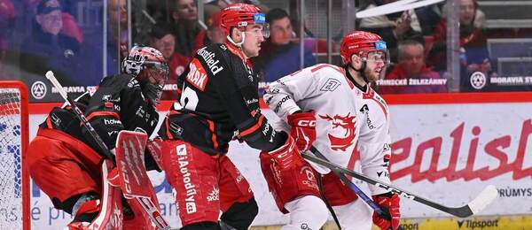 Pátý zápas čtvrtfinále TELH 2025/2026 - zleva na snímku slovenské trio Stanislav Škorvánek, Dávid Mudrák (oba Hradec Králové) a Miloš Roman z Třince