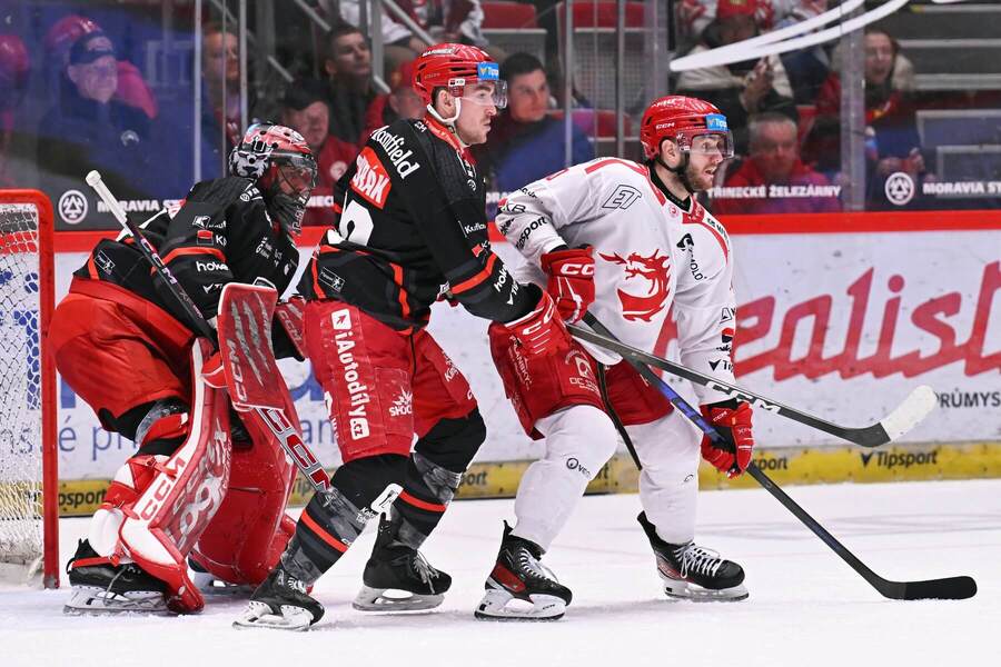 Pátý zápas čtvrtfinále TELH 2025/2026 - zleva na snímku slovenské trio Stanislav Škorvánek, Dávid Mudrák (oba Hradec Králové) a&nbsp;Miloš Roman z&nbsp;Třince