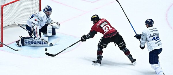 Sparťan Roman Horák v šanci před plzeňským brankářem Nickem Malíkem ve čtvrtfinále play off ELH 2026