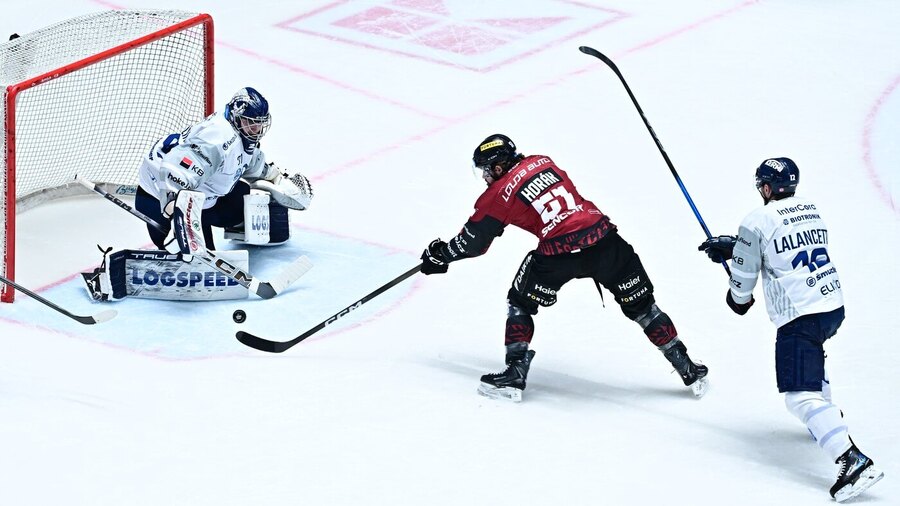 Sparťan Roman Horák v&nbsp;šanci před plzeňským brankářem Nickem Malíkem ve čtvrtfinále play off ELH 2026