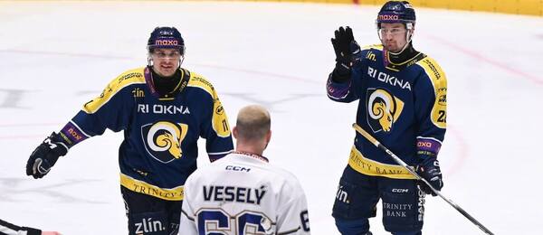 Emotivní chvíle v zápase číslo 4, semifinále Zlín vs. Kolín