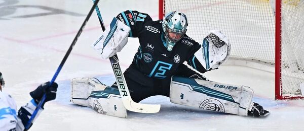 Brankář Daniel Král čelí střele Serváce Petrovského v 5. čtvrtfinále. Karlovy Vary a Liberec dnes hrají 6. zápas v play off ELH 2026.