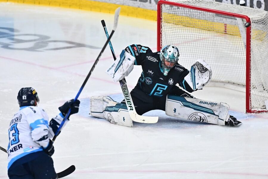 Brankář Daniel Král čelí střele Serváce Petrovského v&nbsp;5. čtvrtfinále. Karlovy Vary a&nbsp;Liberec dnes hrají 6.&nbsp;zápas v&nbsp;play off ELH 2026.