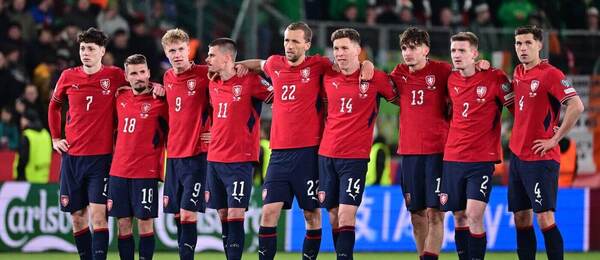 Čeští fotbalisté během penaltového rozstřelu s Irskem
