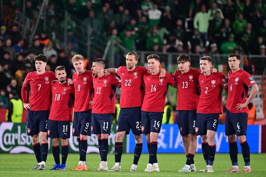 Čeští fotbalisté během penaltového rozstřelu s&nbsp;Irskem