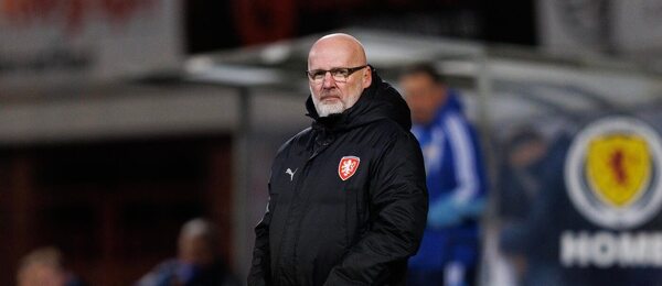 Trenér české jednadvacítky Michal Bílek během remízy ve Skotsku