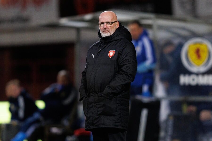 Trenér české jednadvacítky Michal Bílek během remízy ve Skotsku