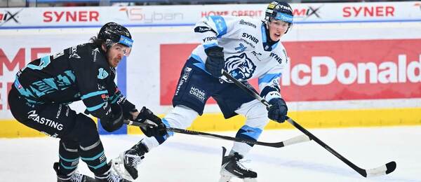 Na snímku karlovarský Tomáš Redlich (vlevo) a liberecký Tomáš Galvas