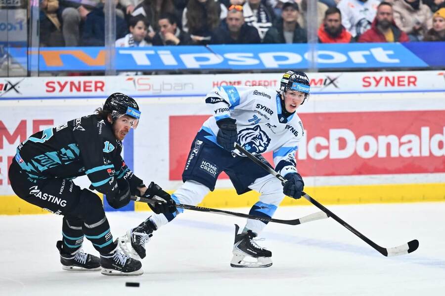 Na snímku karlovarský Tomáš Redlich (vlevo) a&nbsp;liberecký Tomáš Galvas