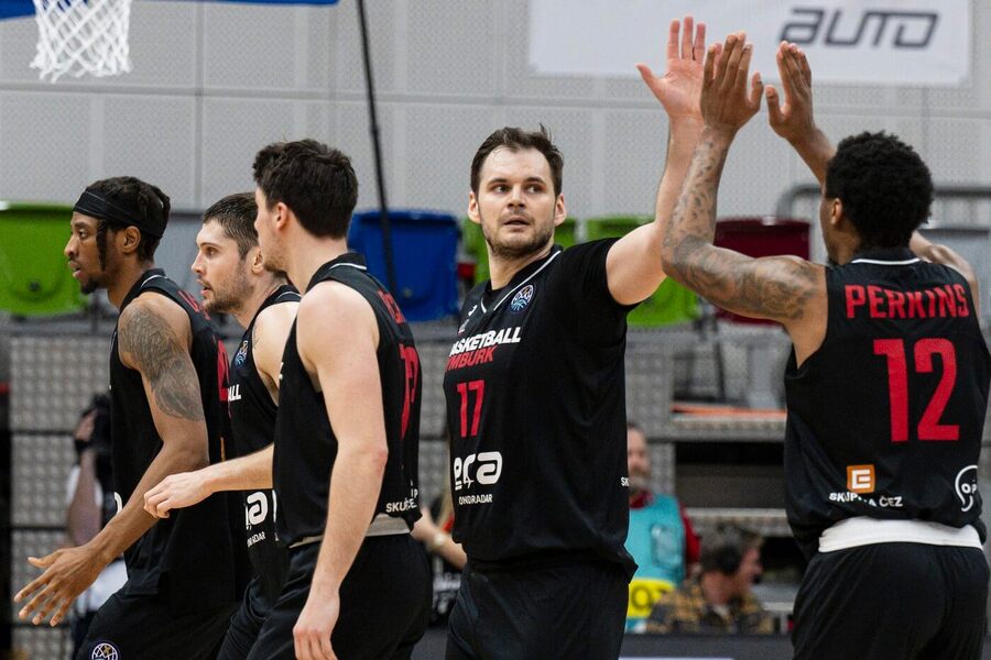 Basketbalisté Nymburka nastupují na palubovku, fotka z&nbsp;osmifinálového utkání proti Terstu