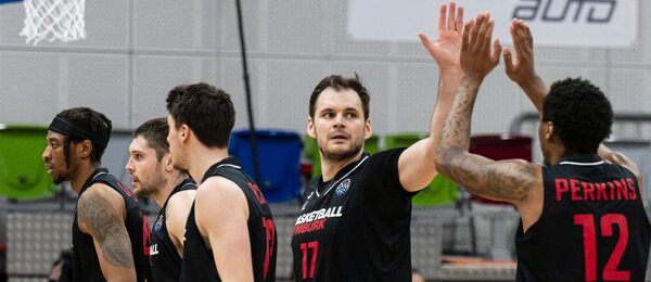 Basketbalisté Nymburka nastupují na palubovku, fotka z osmifinálového utkání proti Terstu